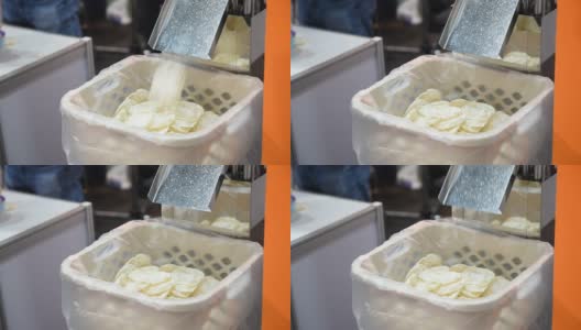自动米饼烘焙机的烘焙过程高清在线视频素材下载