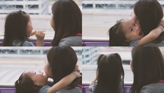 慢动作:女儿在火车上拥抱并亲吻母亲高清在线视频素材下载