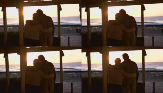 一对老年情侣在日落海边相爱4k慢镜头60fps高清在线视频素材下载
