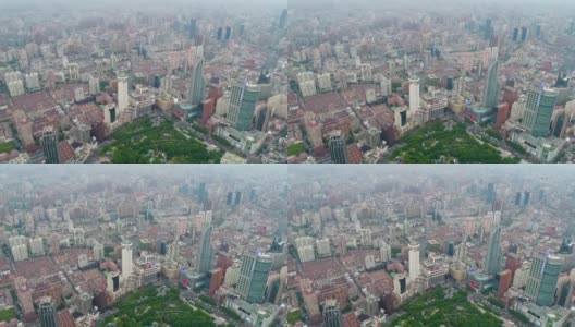无人机拍摄:雾中上海天际线的4K鸟瞰图。高清在线视频素材下载