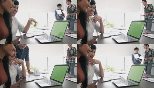 商务人士在会议室用绿屏笔记本电脑召开视频会议。高清在线视频素材下载