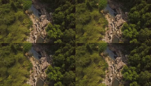 岩石河景观在山鸟瞰图。无人机空中拍摄的山河与大石头和绿色的森林高清在线视频素材下载