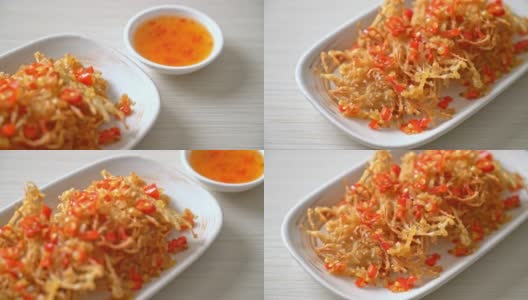 炸金针菇配盐和辣椒-纯素和素食风格高清在线视频素材下载