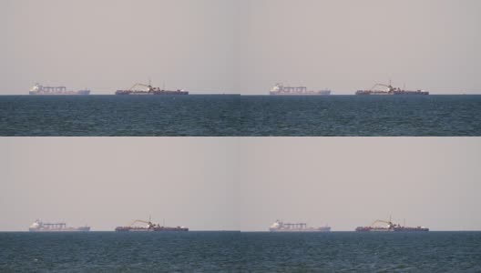 一艘货轮在朦胧的海面上，在地平线上行驶。在甲板上载运散货的多用途船。航运服务高清在线视频素材下载