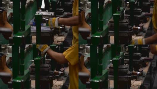 男工人粘合鞋底与一个压在鞋厂高清在线视频素材下载