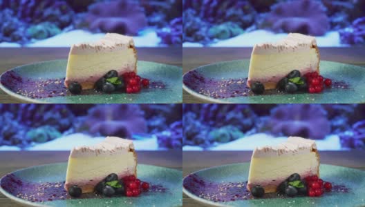 Cheesecake with berries on plate.高清在线视频素材下载