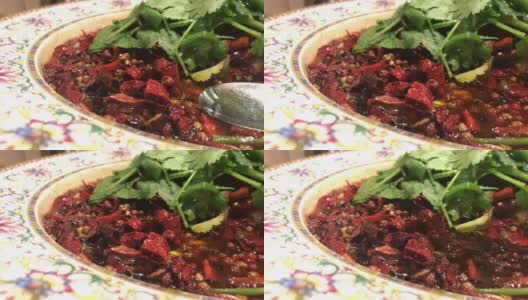 四川熟食的红辣油水煮鱼辣椒油高清在线视频素材下载