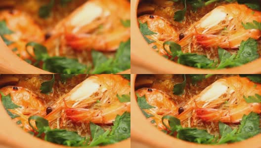 在锅里用面条烤虾高清在线视频素材下载