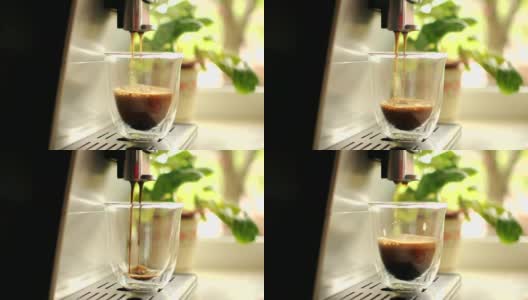 将咖啡从机器倒入透明玻璃的画面。自制的热美式咖啡。反向视频。现磨的咖啡在流动。早晨的咖啡概念从现磨的烘豆。高清在线视频素材下载