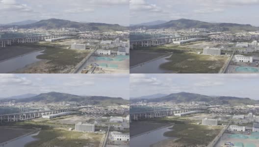 蓝天白云下高速公路和钢铁厂的航拍视频高清在线视频素材下载