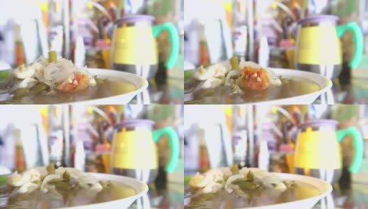 筷子夹洋葱豆西红柿蔬菜汤8倍速度高清在线视频素材下载