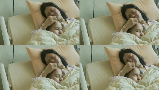 孩子和生病的妈妈在病床上高清在线视频素材下载