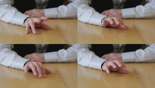 男性的手拍桌子的特写高清在线视频素材下载