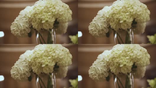特写白花。股票。花瓶里的节日鲜花。婚礼桌上的鲜花装饰高清在线视频素材下载