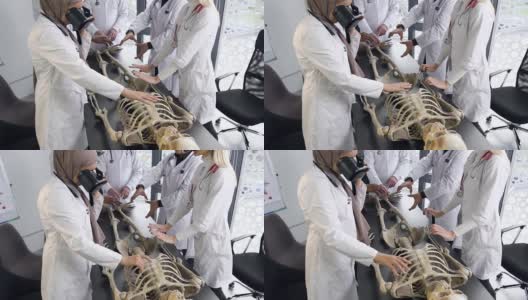 使用虚拟现实眼镜研究人体骨骼结构的医学院学生的特写高清在线视频素材下载
