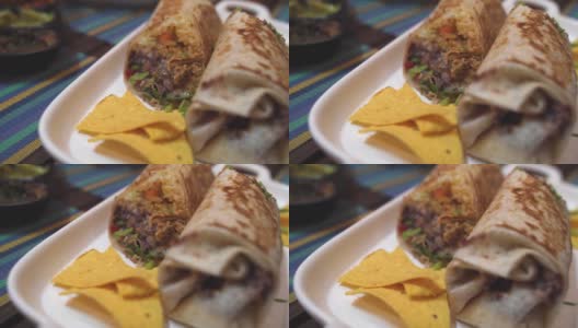 特写的玉米煎饼充满炒饭和鸡肉-玉米煎饼是一道菜在墨西哥和德克萨斯-墨西哥美食高清在线视频素材下载