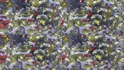 雪花下的圣诞树上装饰着玩具和花环。高清在线视频素材下载