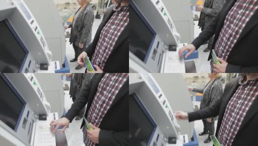 人们使用ATM机，手持拍摄高清在线视频素材下载