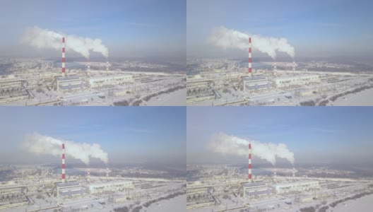 工业植物空中景观上冒烟的烟囱。无人机在供暖工厂的工业区域的烟囱。冬季城市锅炉管道及烟气高清在线视频素材下载