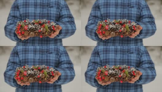 一个男孩手中拿着新年的圆锥形花环高清在线视频素材下载