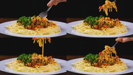 拿走带意大利面和蔬菜酱汁的叉子高清在线视频素材下载
