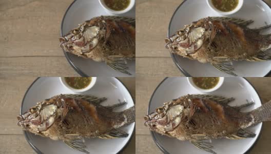 辣味海鲜油炸鱼高清在线视频素材下载