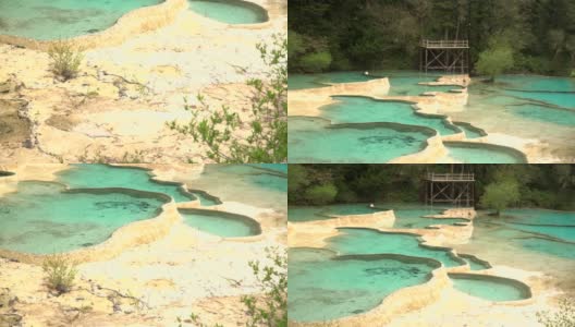 倾斜视图:木亭和五色池在黄龙谷景观，四川，中国高清在线视频素材下载