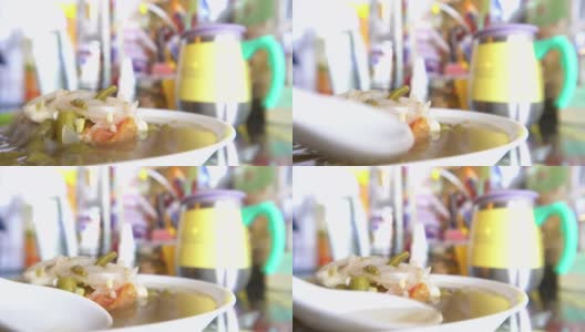 中国陶瓷勺子吃蔬菜汤豆类西红柿洋葱大蒜鲜艳的颜色高清在线视频素材下载