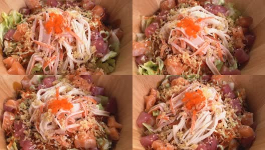 日本料理生鱼片沙拉开胃菜，正餐在转盘桌上。高清在线视频素材下载