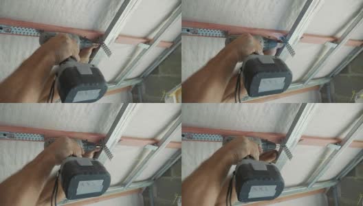 工人在新建的房子里为干墙安装金属结构高清在线视频素材下载