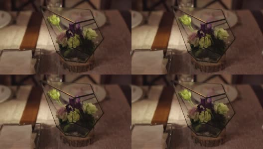 餐厅婚礼装饰中的花卉。高清在线视频素材下载