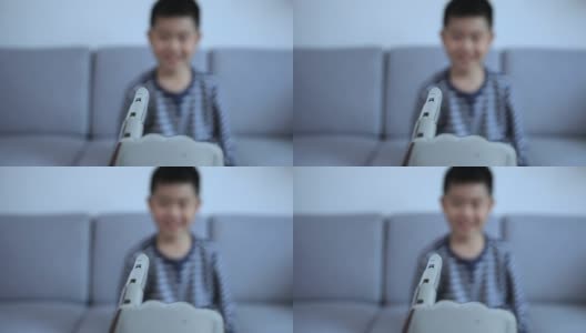 聪明的男孩触摸机器人的手指高清在线视频素材下载