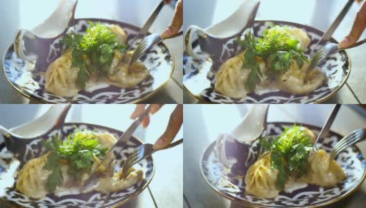 Macro Person用刀叉在桌上切鞑靼饺子高清在线视频素材下载