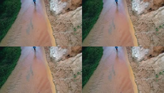 女孩在峡谷上方的河流中自拍高清在线视频素材下载