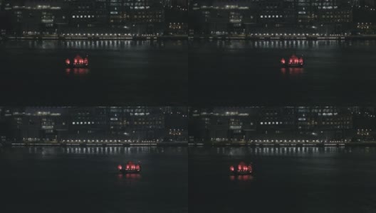 红帆船月水在夜晚穿过九龙湾高清在线视频素材下载