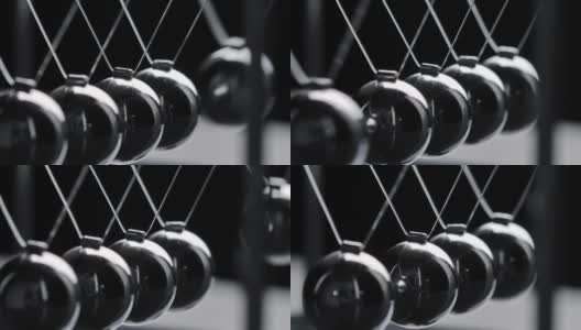 灰色牛顿的球在黑色背景上运动的视频高清在线视频素材下载