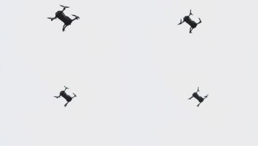 低角度拍摄无人机四旋翼与数码相机在蓝天，与云。无人机在云层背景的天空中高速飞行高清在线视频素材下载