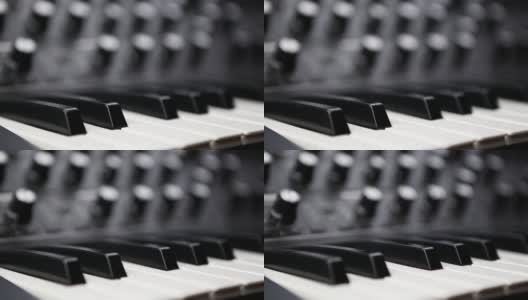 合成器钢琴键盘拍摄在音乐商店。用于电子音乐制作的专业合成器高清在线视频素材下载