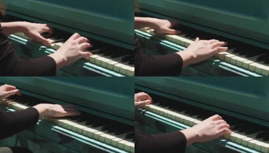 在城市的大街上弹钢琴，女孩在弹钢琴高清在线视频素材下载