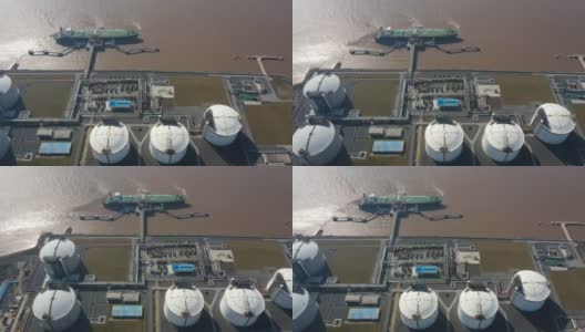一艘停泊在码头上的液化天然气(LNG)油轮的实时/鸟瞰图高清在线视频素材下载