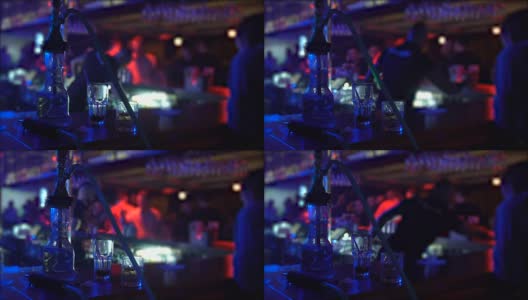 水烟和两个玻璃杯立在夜店吧台上，派对气氛高清在线视频素材下载