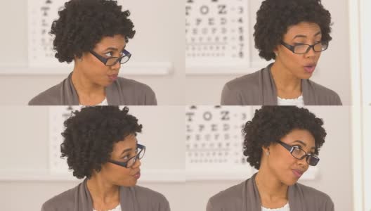 一位非洲裔美国妇女在验光师面前戴眼镜高清在线视频素材下载