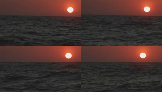从一艘船的舷窗望去，是平静的日落的海面高清在线视频素材下载