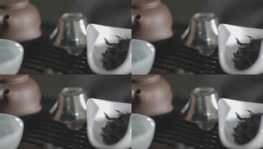 芳香的红茶叶子堆在白色的勺子上高清在线视频素材下载