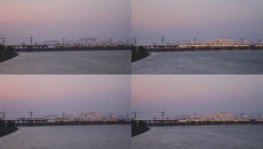 中国陕西西安，桥上的交通和河中游泳的人高清在线视频素材下载