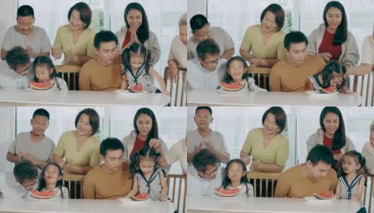 泰国大家庭喜欢积极地玩和吃西瓜游戏高清在线视频素材下载