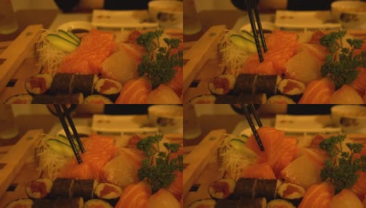 近距离食用寿司卷在日本餐厅或寿司吧。人们吃美味的日本料理，饮食观念。高清在线视频素材下载