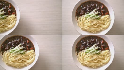 在jangmyeon或JJajangmyeon是韩国面条加黑酱-韩国美食风格高清在线视频素材下载