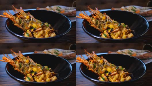 豪华餐厅新鲜龙虾配蔬菜和腰果高清在线视频素材下载