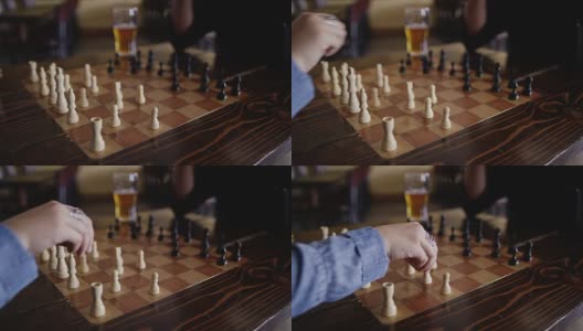 一个拿着戒指的白种女人在酒吧下棋时移动她的卒子高清在线视频素材下载